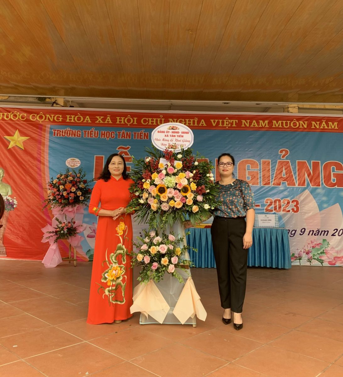 Đ/c Nguyễn Thúy Liên - Phó Chủ tịch UBND xã tặng hoa nhà trường