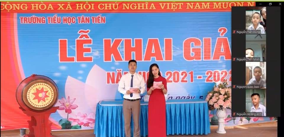 Thầy Nguyễn Văn Thông, cô Vũ Thị Lưu Ly dẫn chương trình khai giảng năm học 2021-2022.